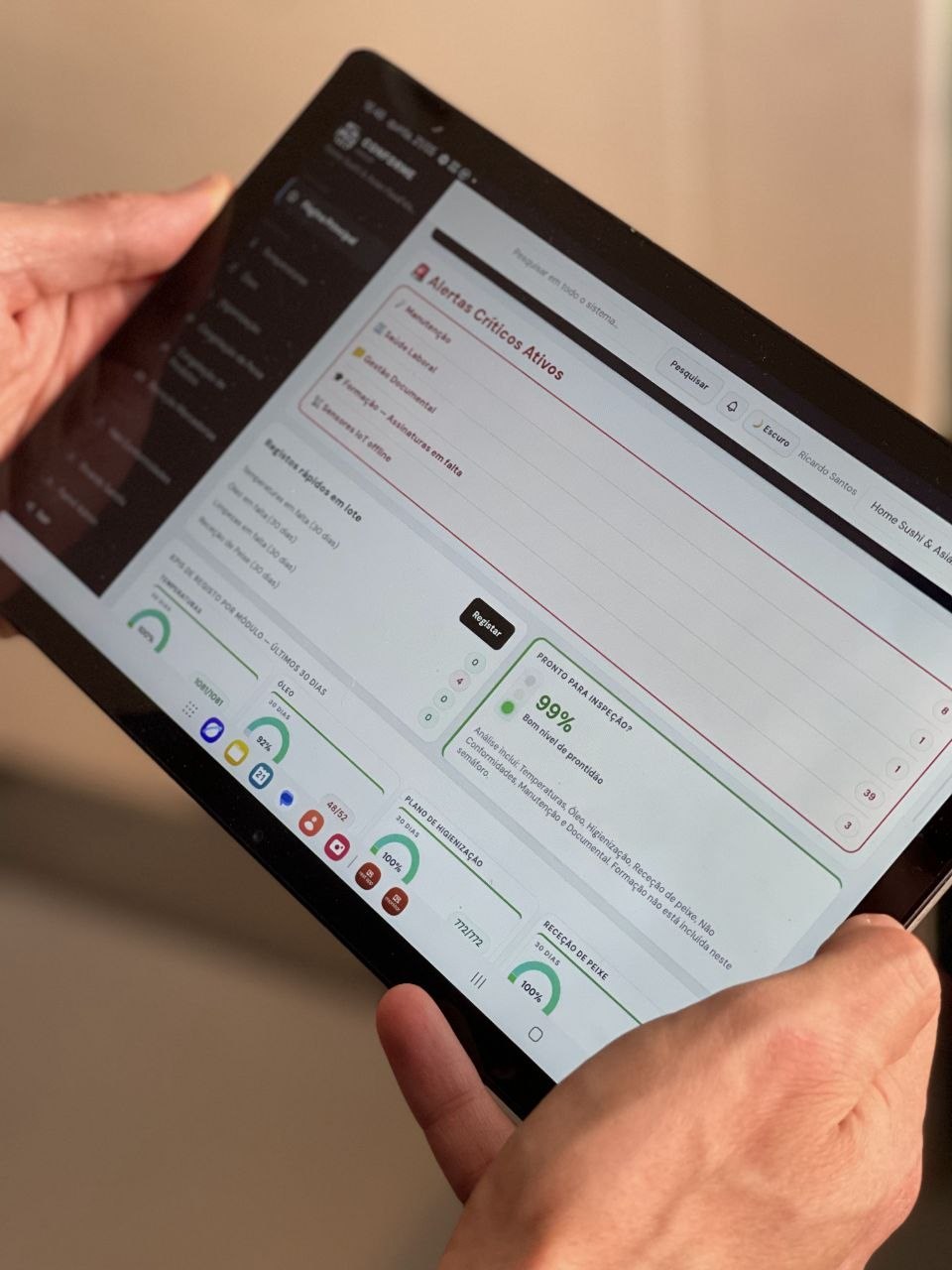 Tablet com a Conforme HACCP a mostrar 99% Pronto para inspeção.
