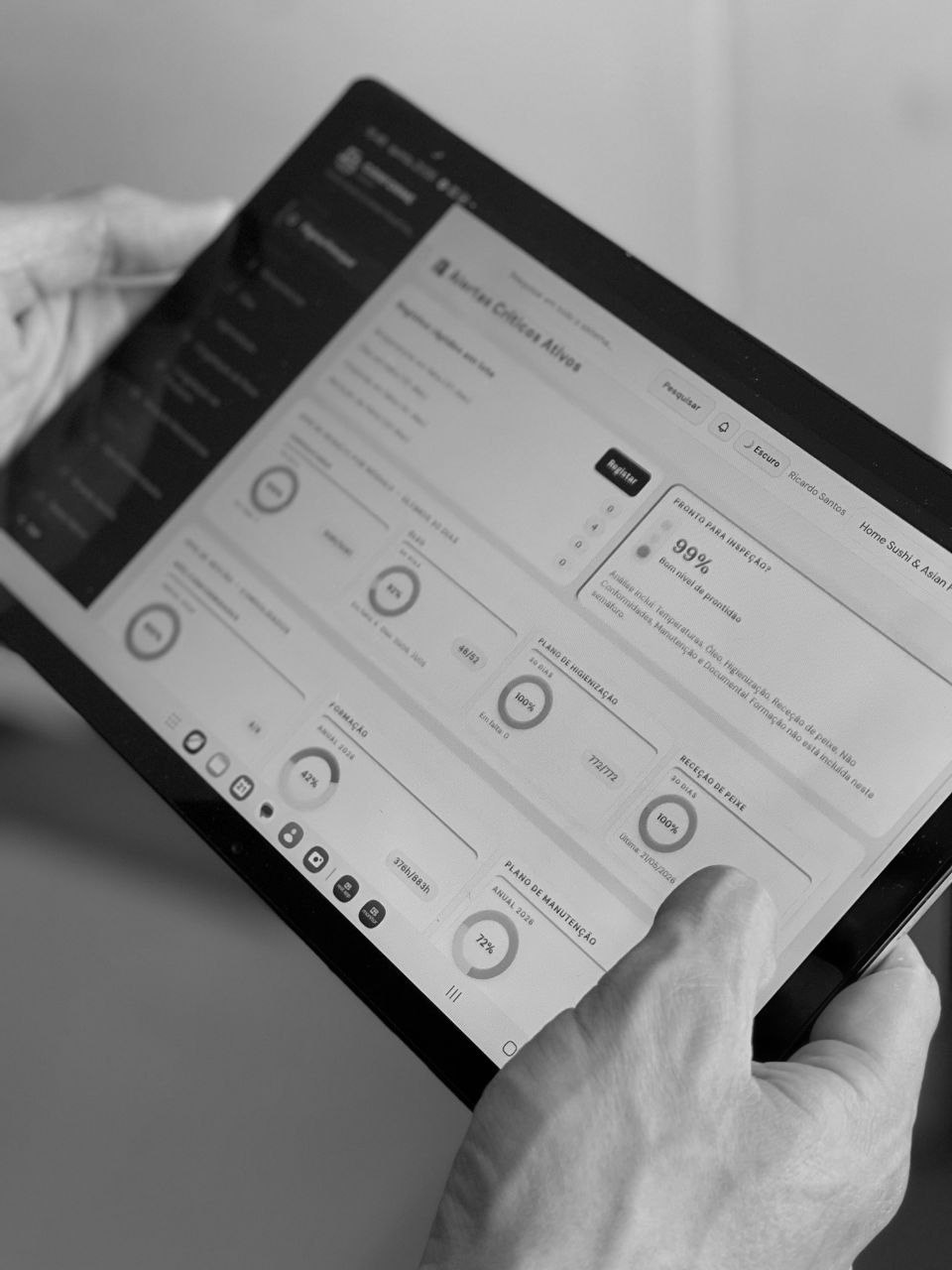 Tablet a mostrar a Conforme HACCP com Alertas Críticos e 99% Pronto para Inspeção.